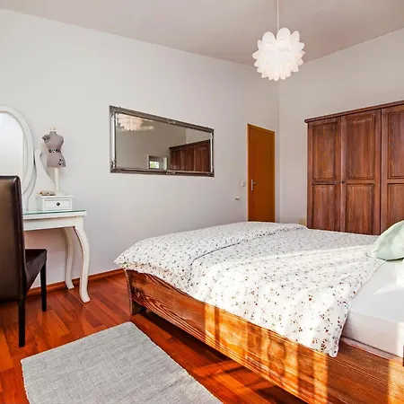 Elegantes Familienhaus Mit Privatem Pool