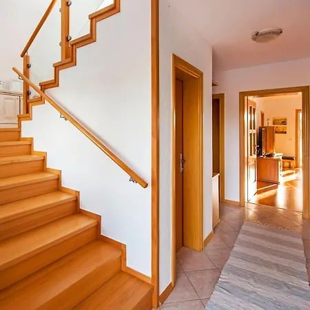 Elegantes Familienhaus Mit Privatem Pool Πόρετς