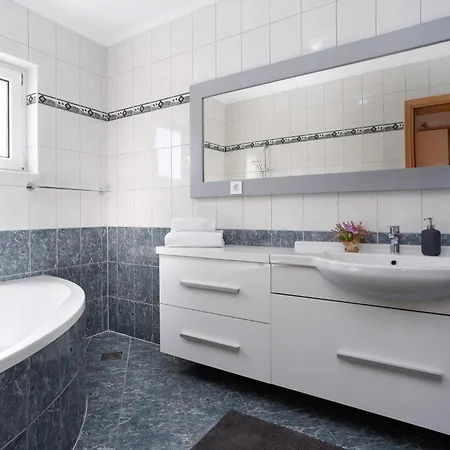 Elegantes Familienhaus Mit Privatem Pool * Πόρετς