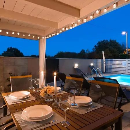Elegantes Familienhaus Mit Privatem Pool